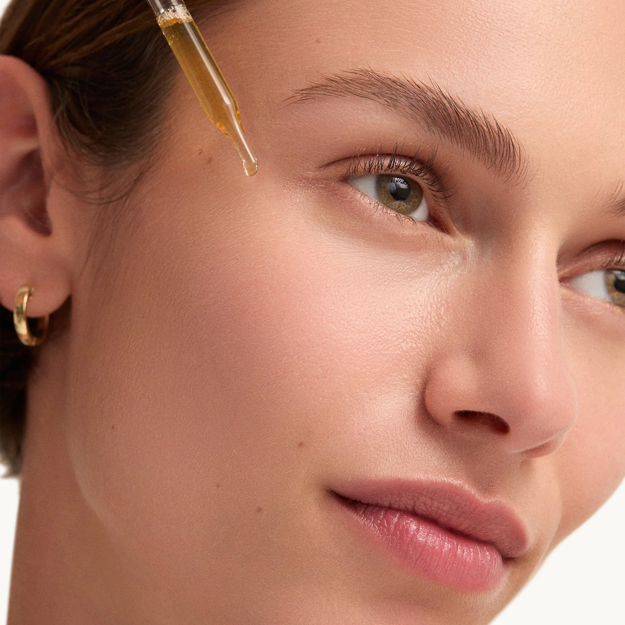 GOOPGLOW 20% Vitamin C + Hyaluronic Acid Glow Serum - Image 4