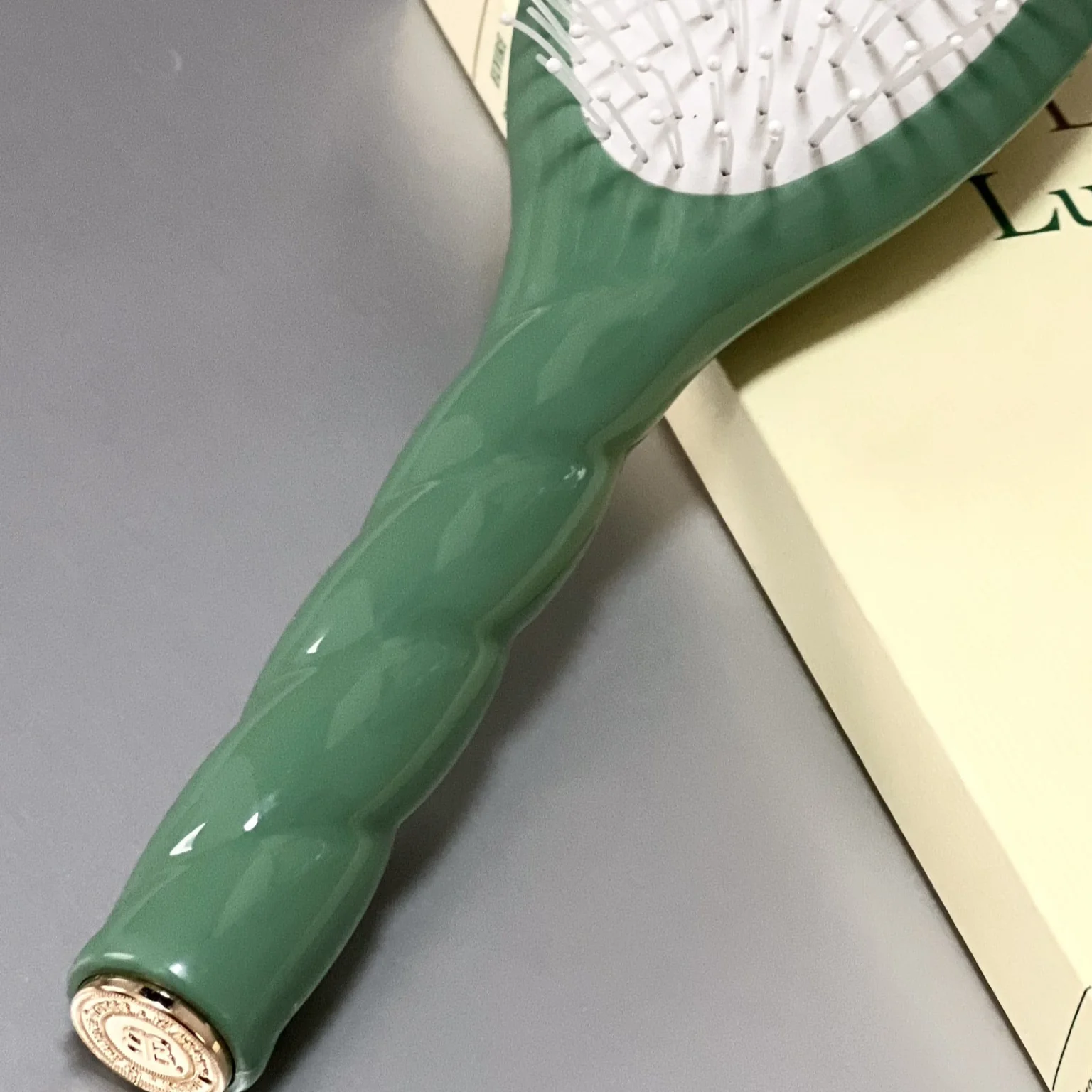 N.04 The Miracle Detangling Scalp Brush - Almond Green - Image 4