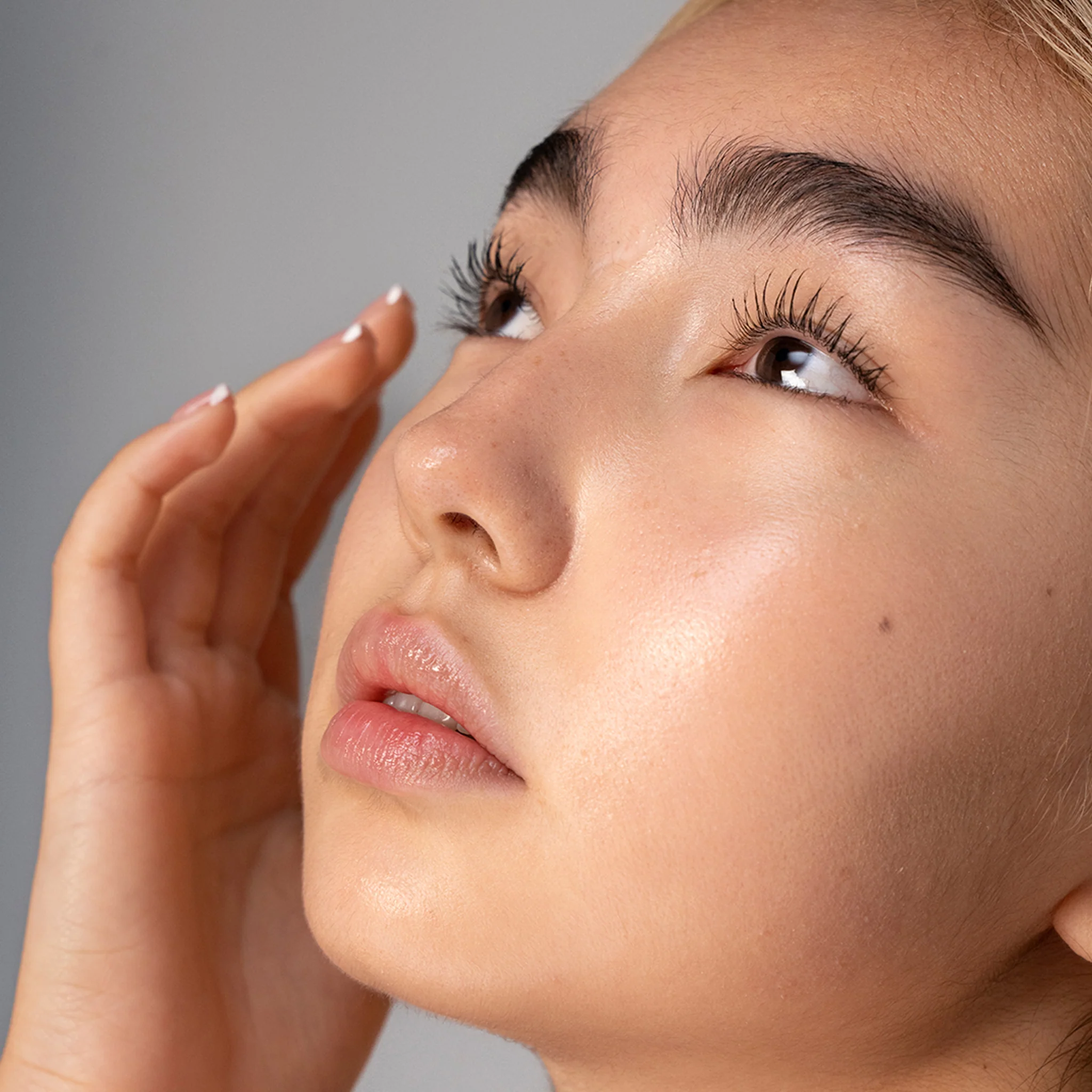 Straight Up Volumizing Peptide Mascara - Image 8